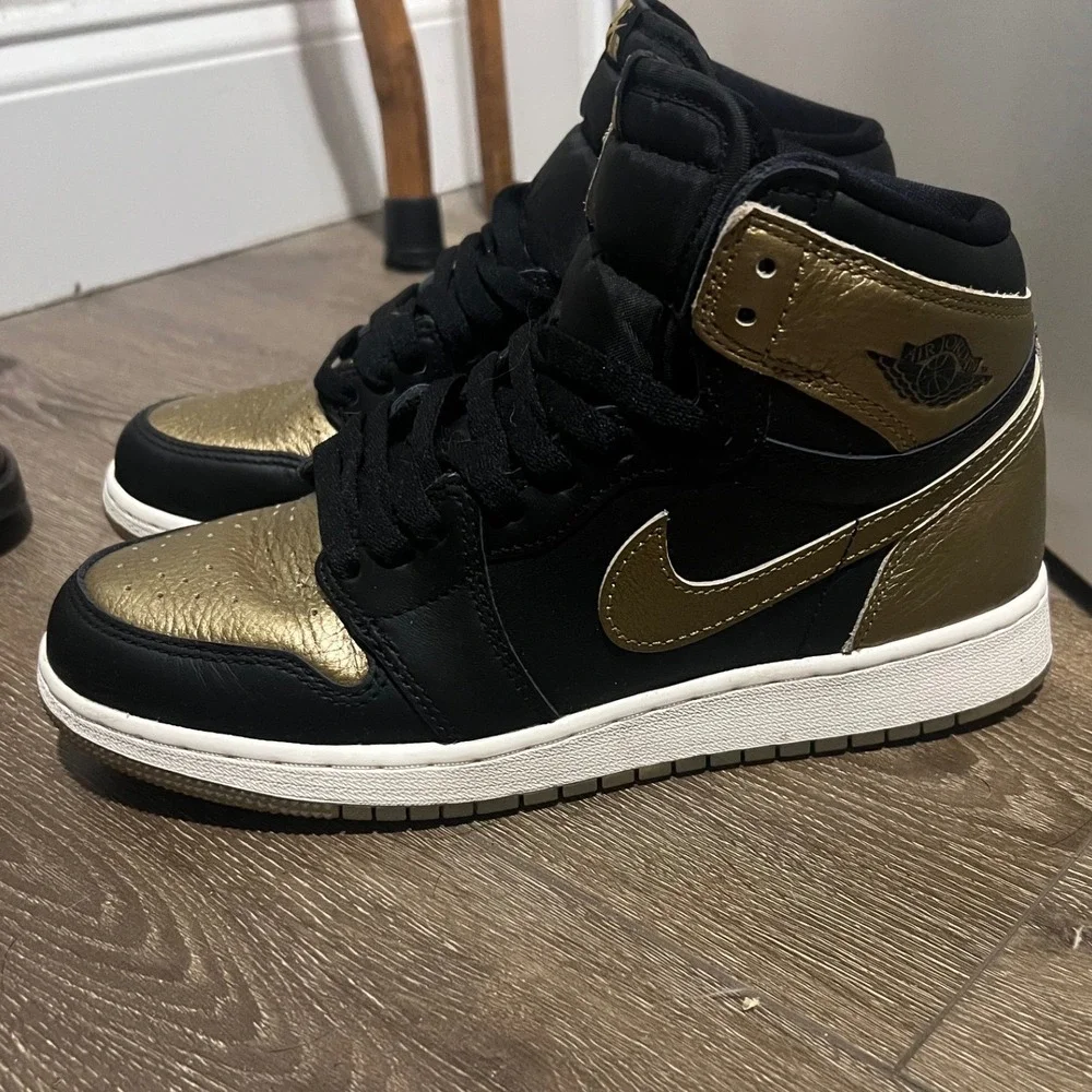 Nike Air Jordan 1 Retro High OG Black Metallic Gold Sneakers 7Y/8.5W